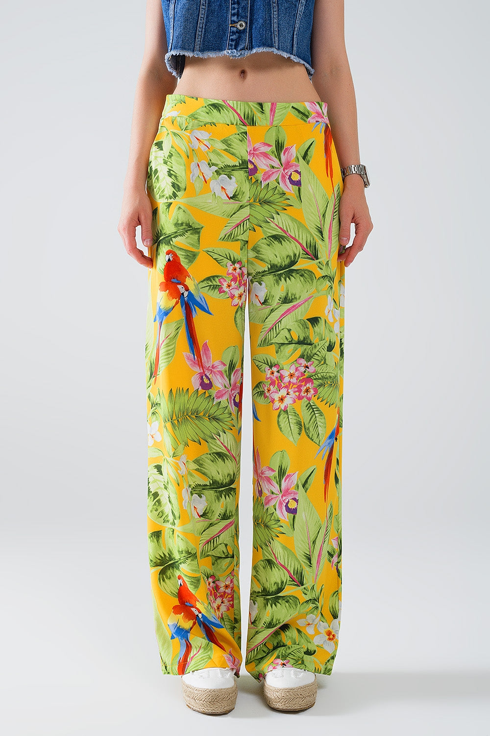 Pantalón amarillo con estampado tropical y cremallera lateral Q2