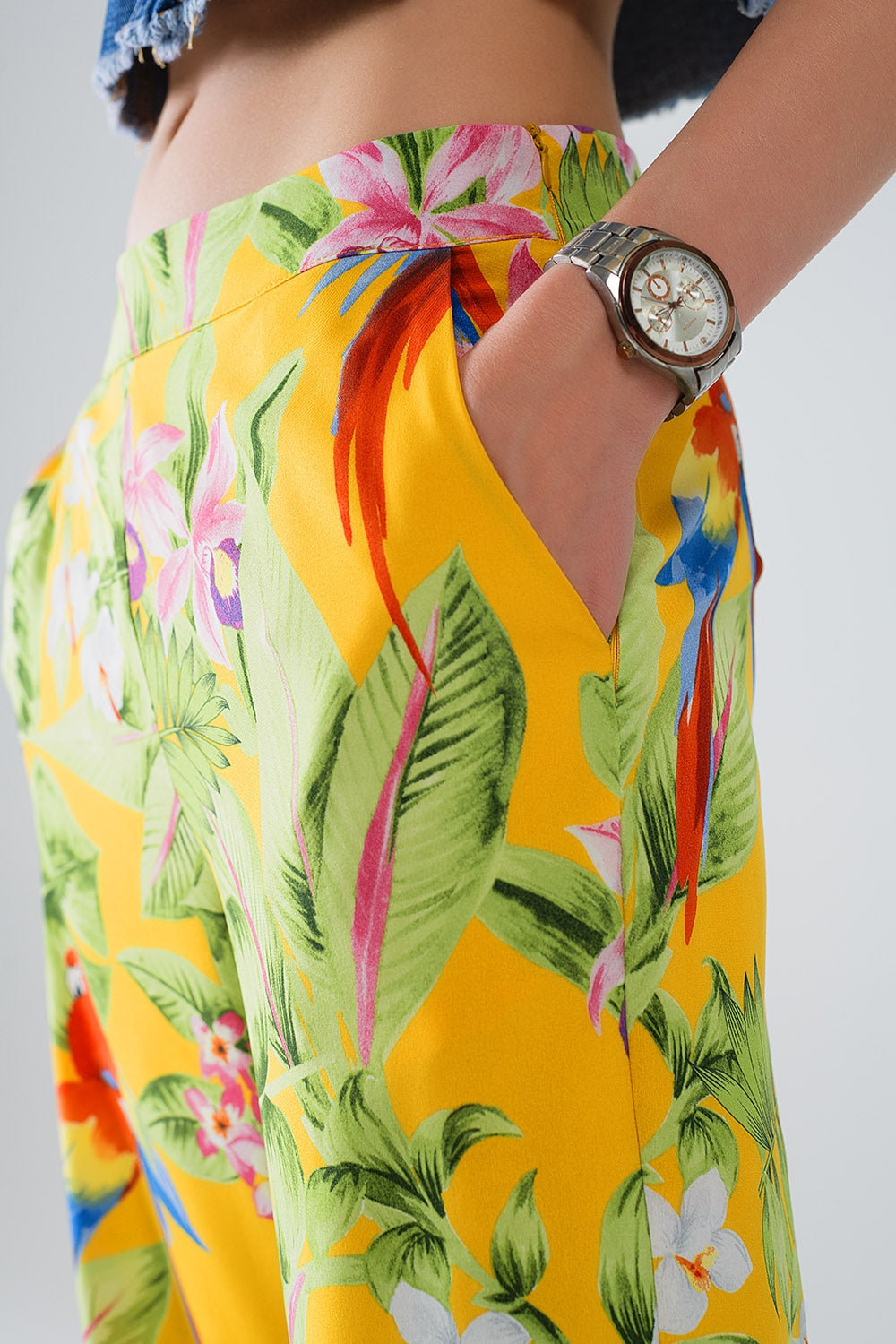 Pantalón amarillo con estampado tropical y cremallera lateral Q2