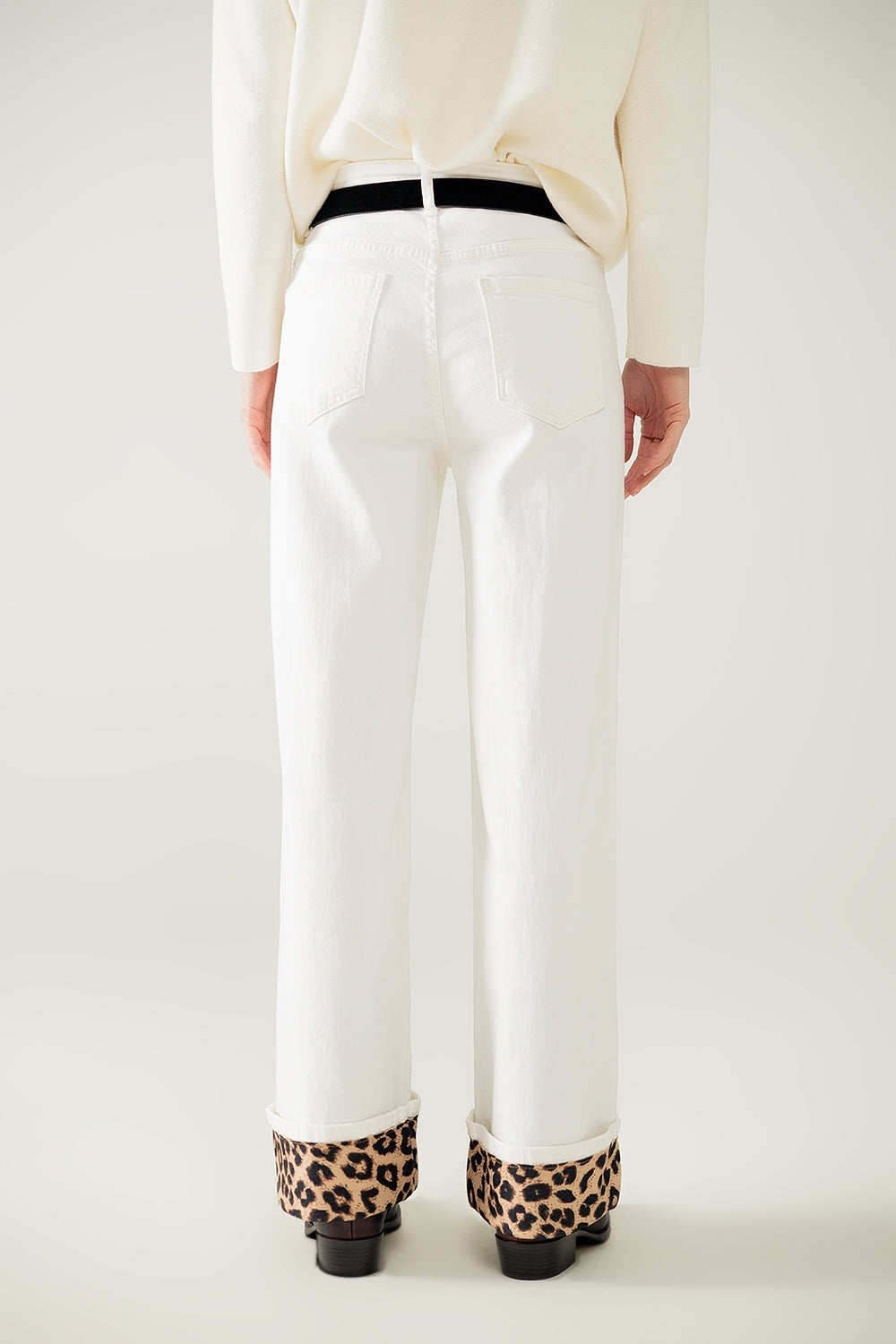 Pantalón ancho color crema con estampado de leopardo en el bajo Q2