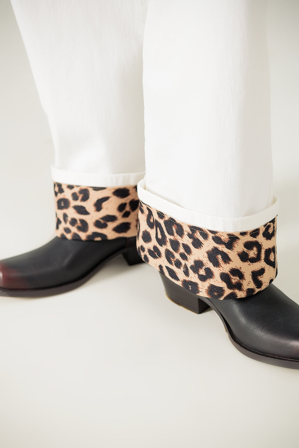 Pantalón ancho color crema con estampado de leopardo en el bajo Q2