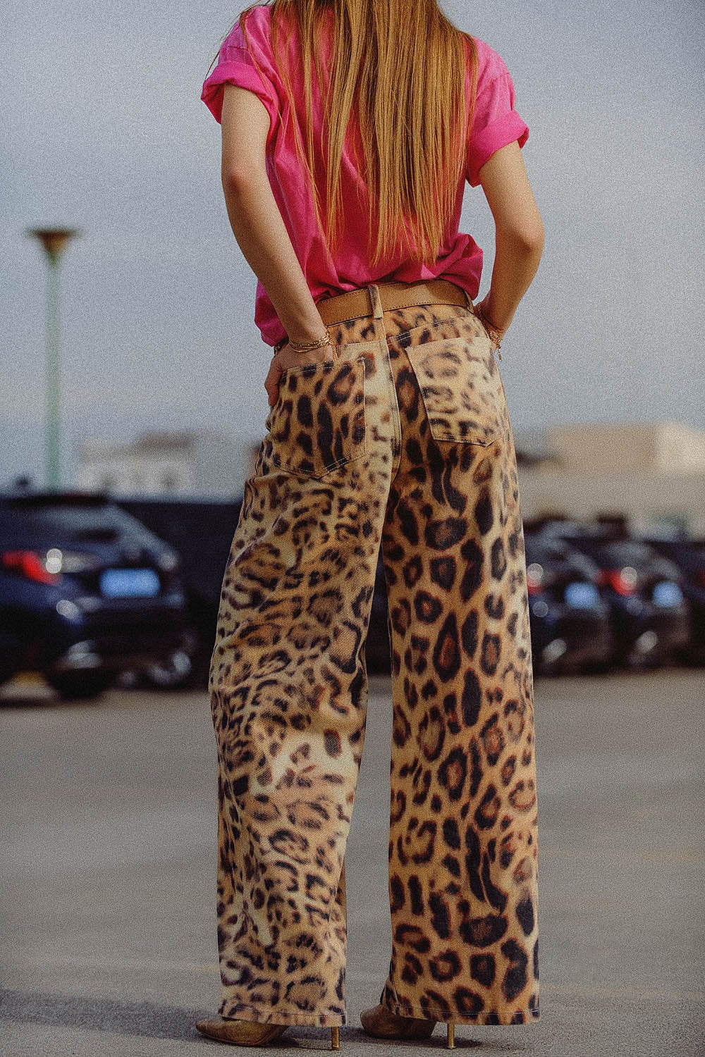 Pantalón ancho con estampado de tigre y doble costura lateral Q2