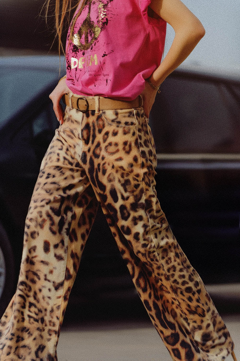 Pantalón ancho con estampado de tigre y doble costura lateral Q2