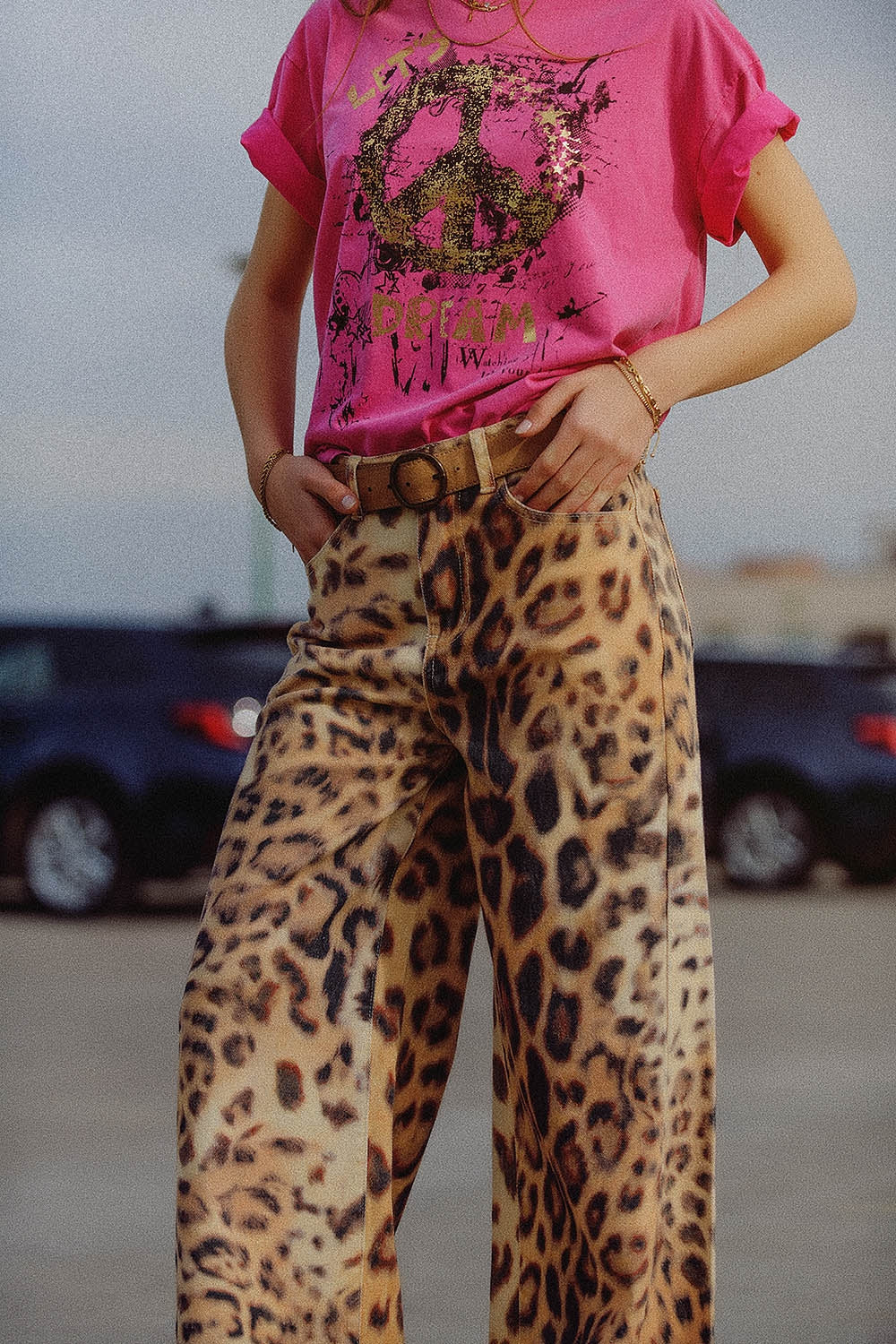 Pantalón ancho con estampado de tigre y doble costura lateral Q2