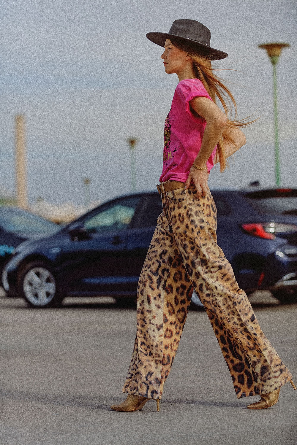 Pantalón ancho con estampado de tigre y doble costura lateral Q2