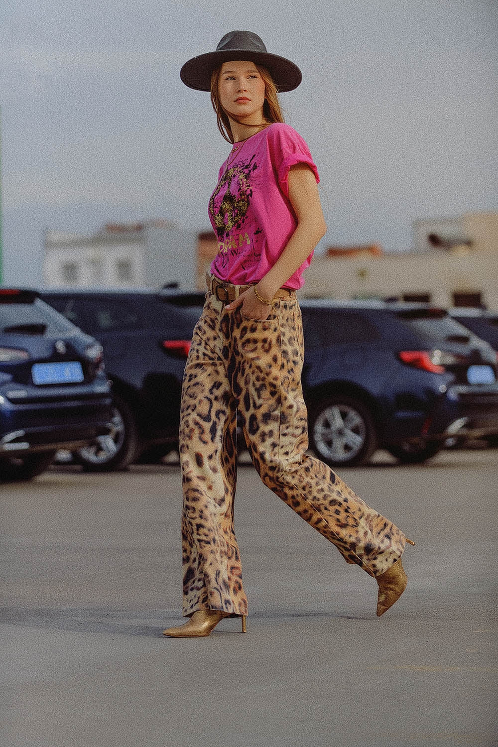 Pantalón ancho con estampado de tigre y doble costura lateral Q2