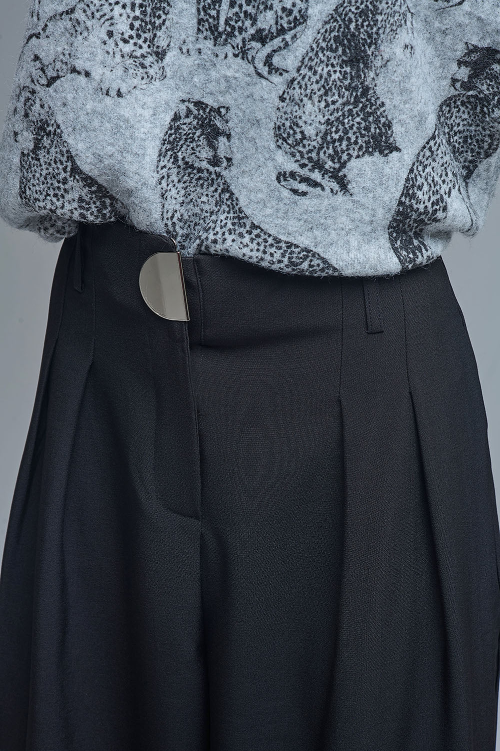 Pantalón ancho con pinzas negro con hebilla metálica Q2