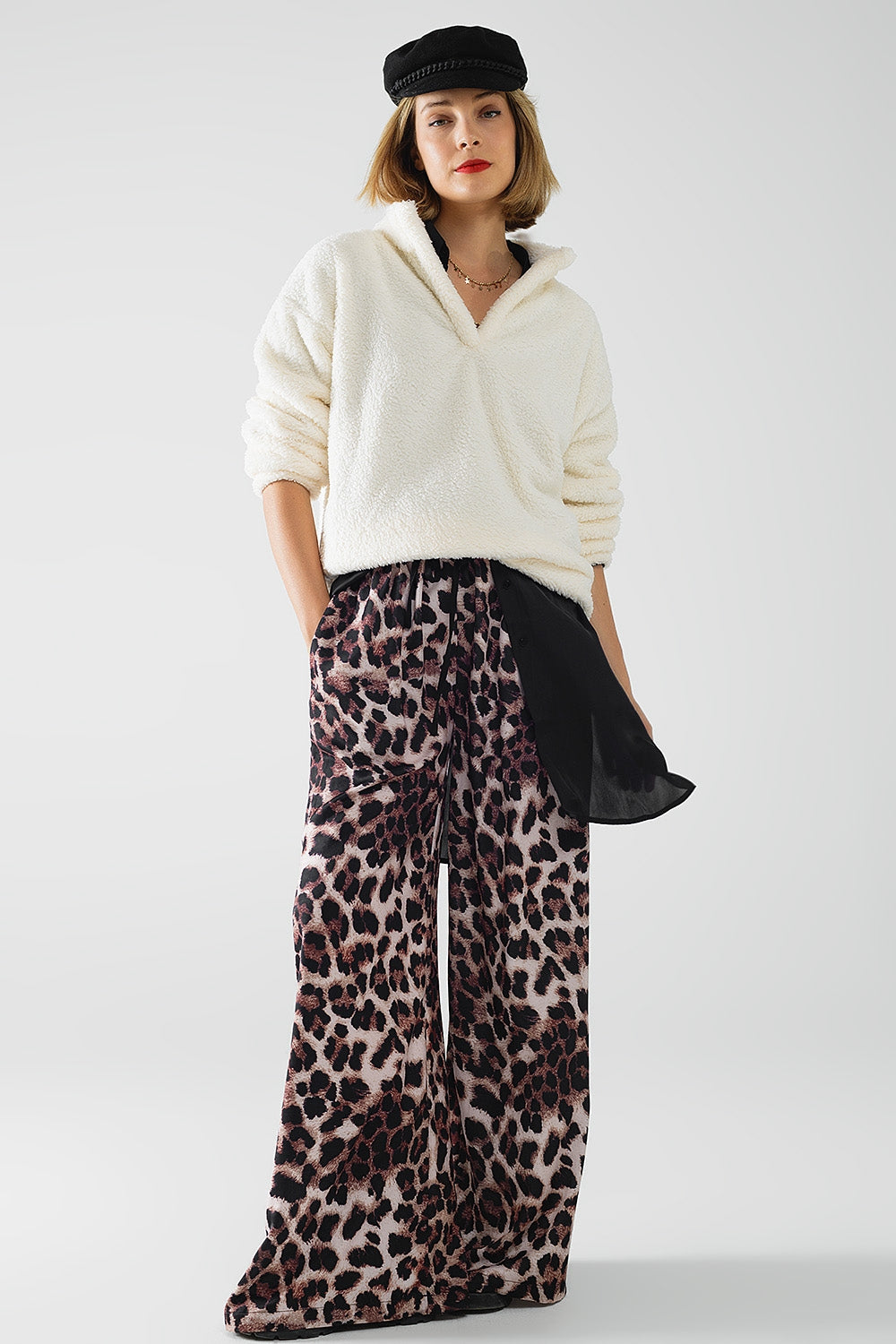 Pantalón ancho de leopardo con raya lateral de satén Q2
