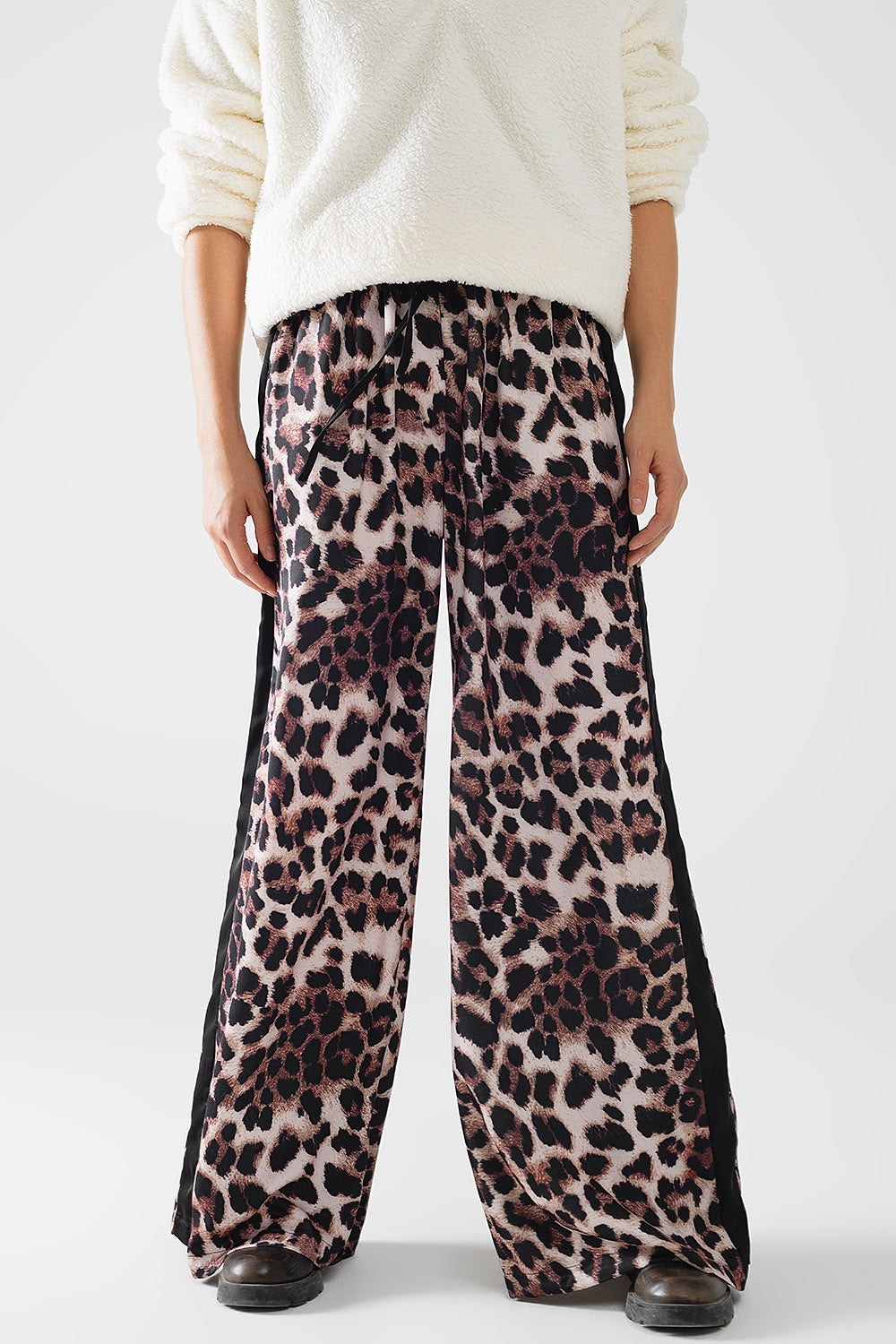 Pantalón ancho de leopardo con raya lateral de satén Q2