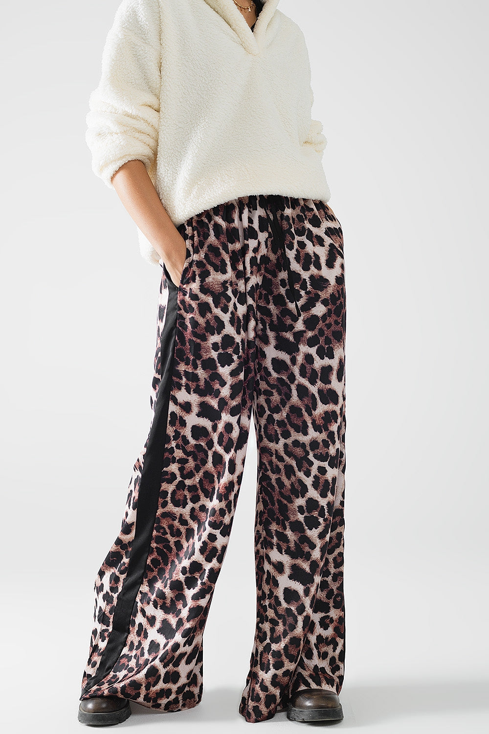 Pantalón ancho de leopardo con raya lateral de satén Q2
