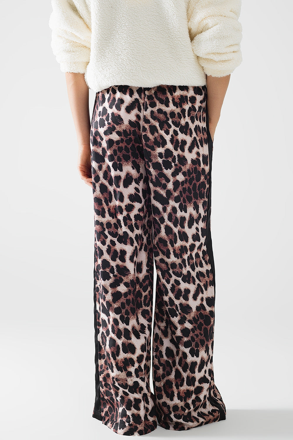 Pantalón ancho de leopardo con raya lateral de satén Q2
