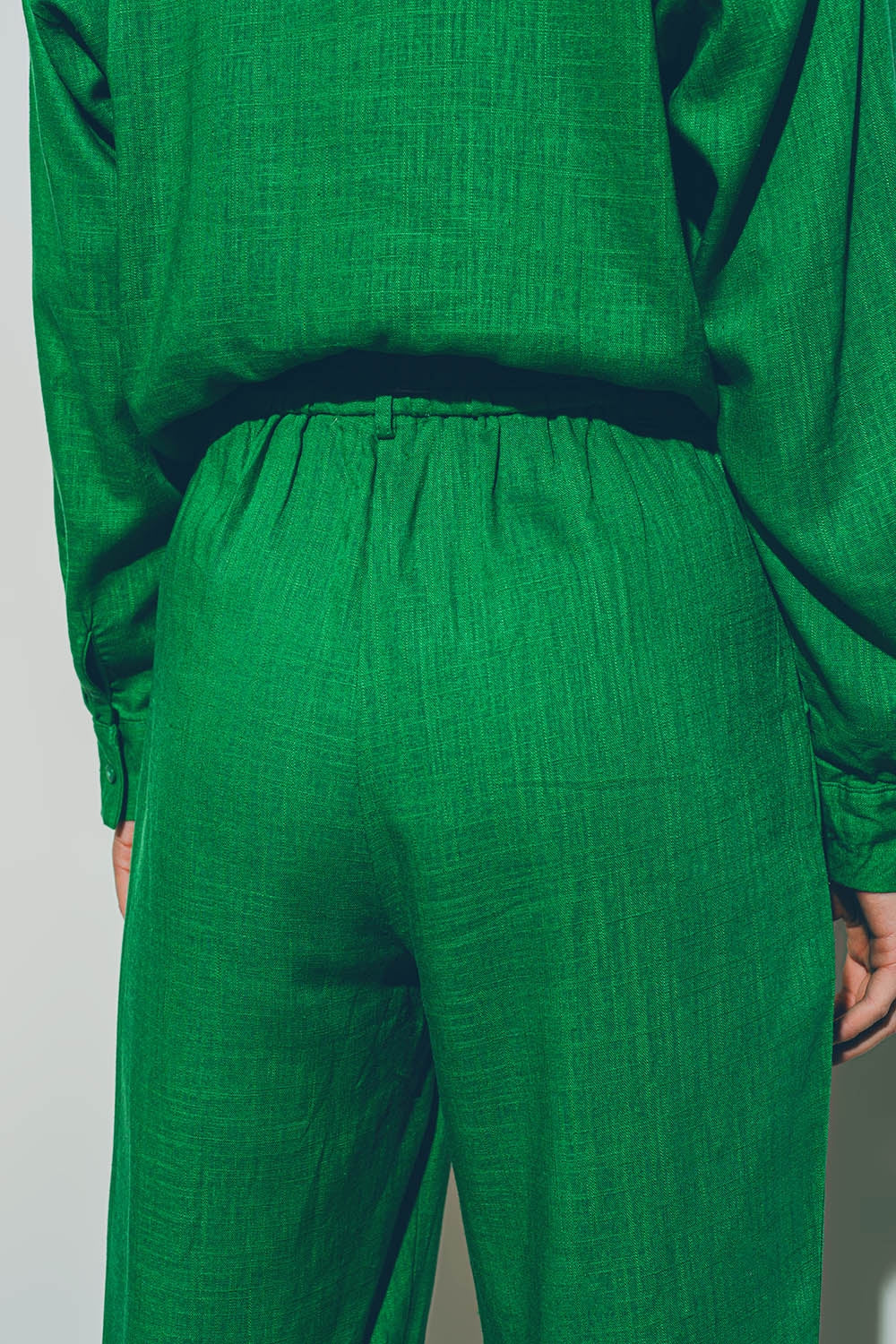 pantalón ancho de pinzas tejido algodon ligero en verde Q2