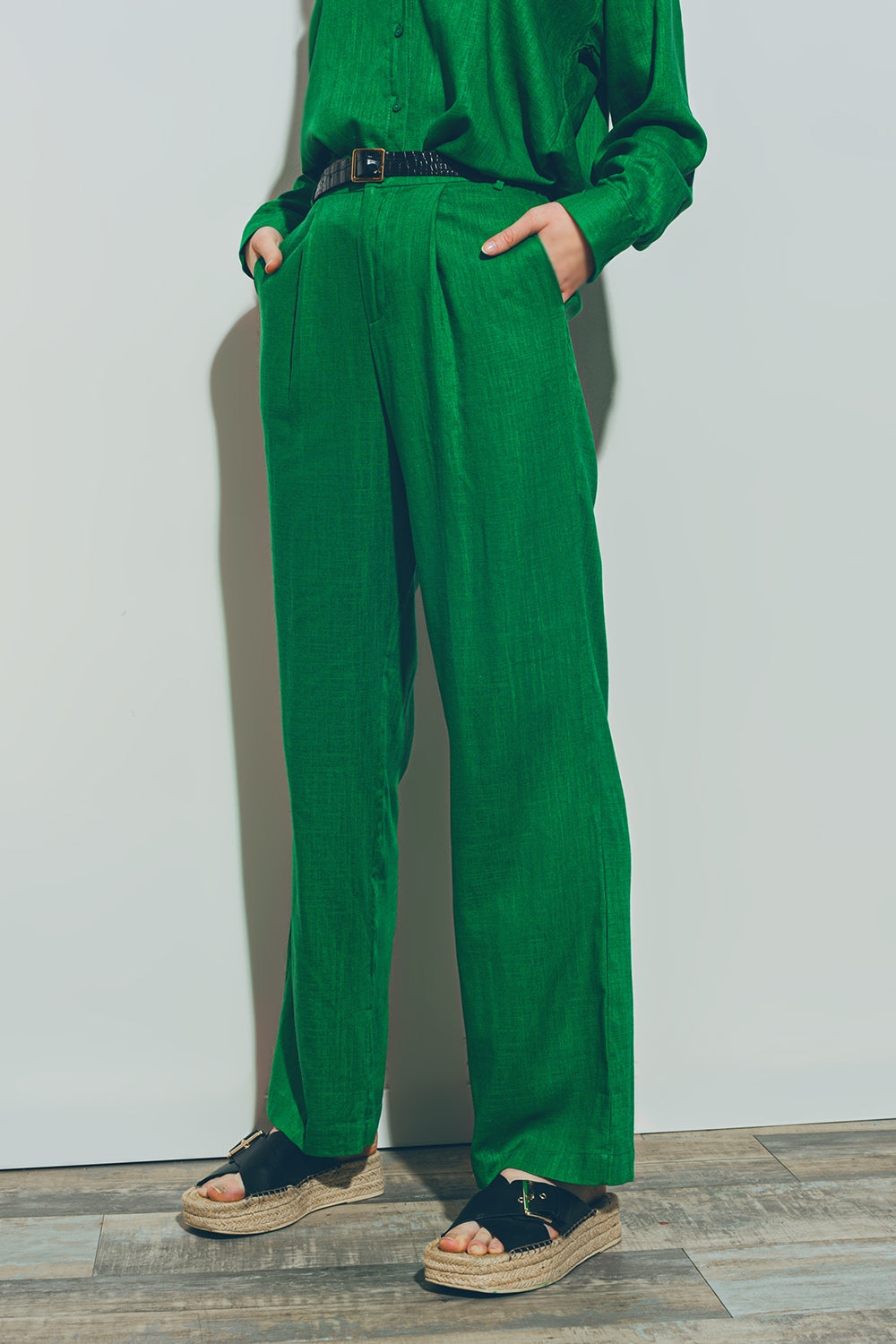 pantalón ancho de pinzas tejido algodon ligero en verde Q2