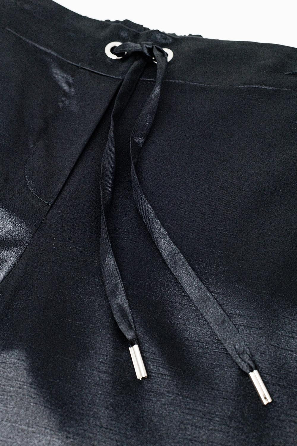 Pantalón ancho de raso negro con cordón de ajuste Q2