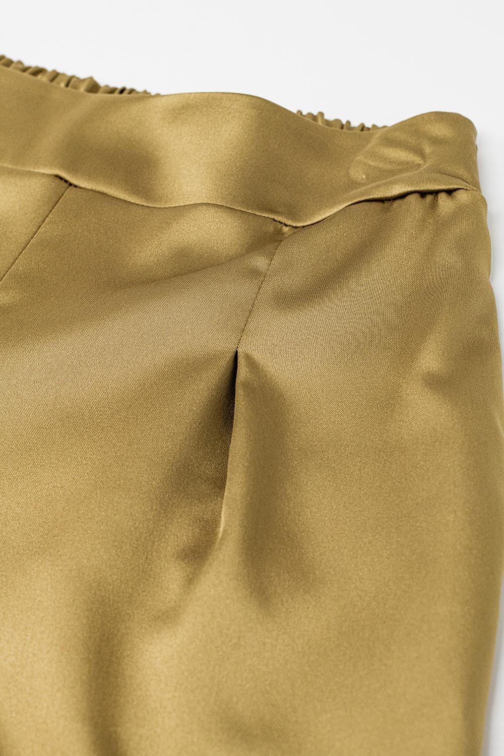 Pantalón ancho de satén dorado de cintura alta Q2