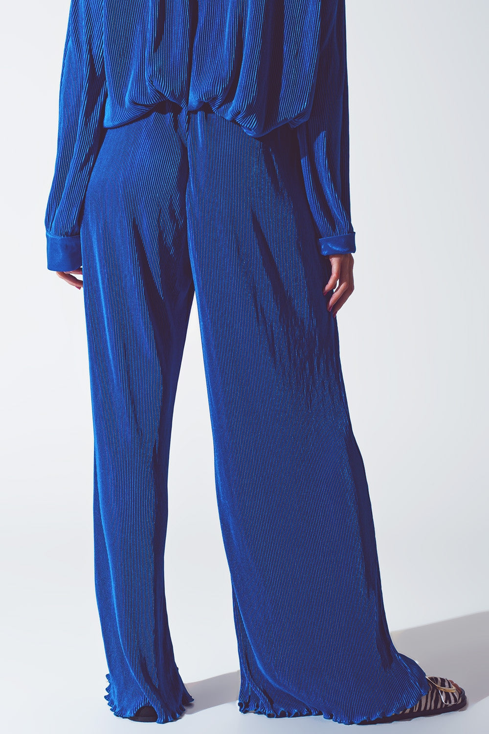 Pantalón ancho plisado de satén azul Q2