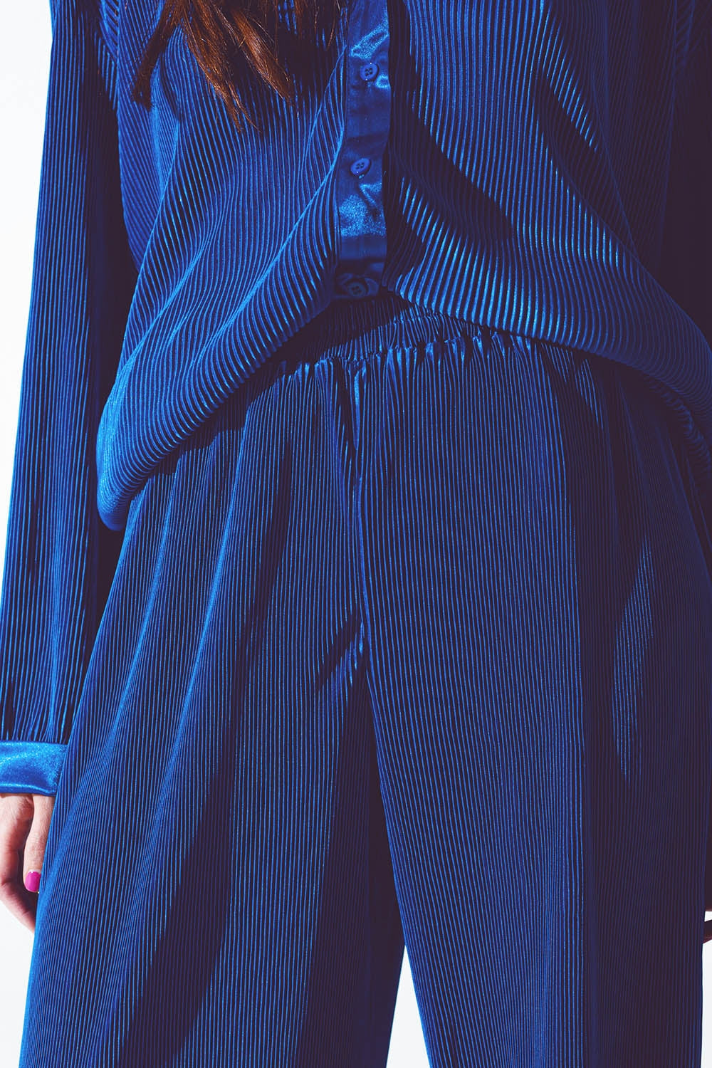 Pantalón ancho plisado de satén azul Q2