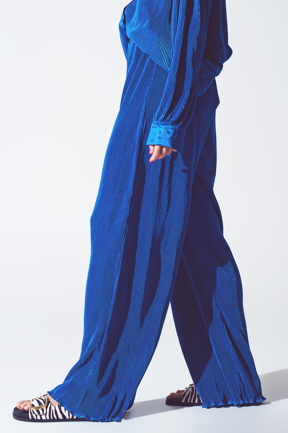 Pantalón ancho plisado de satén azul Q2