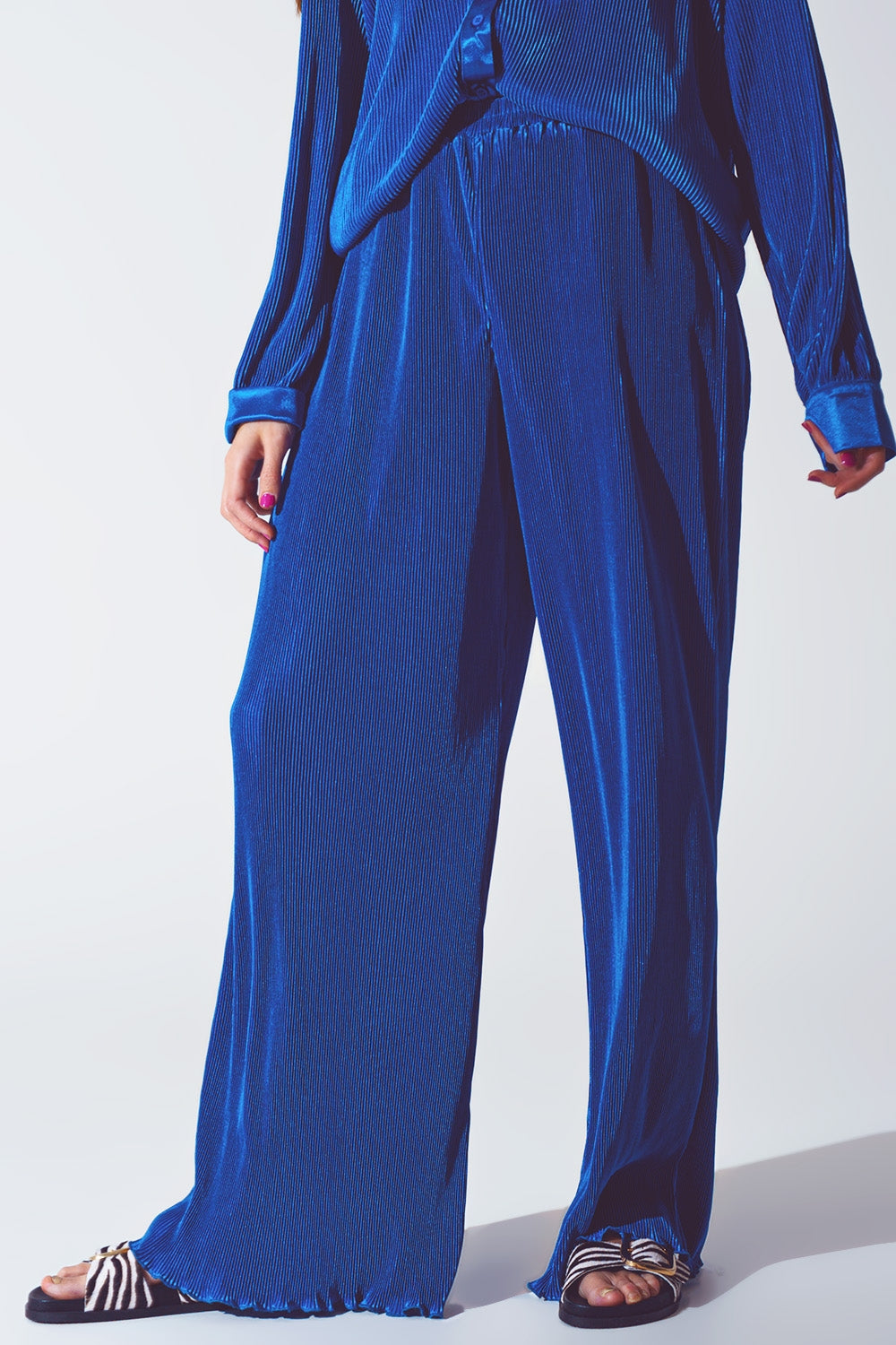 Pantalón ancho plisado de satén azul Q2