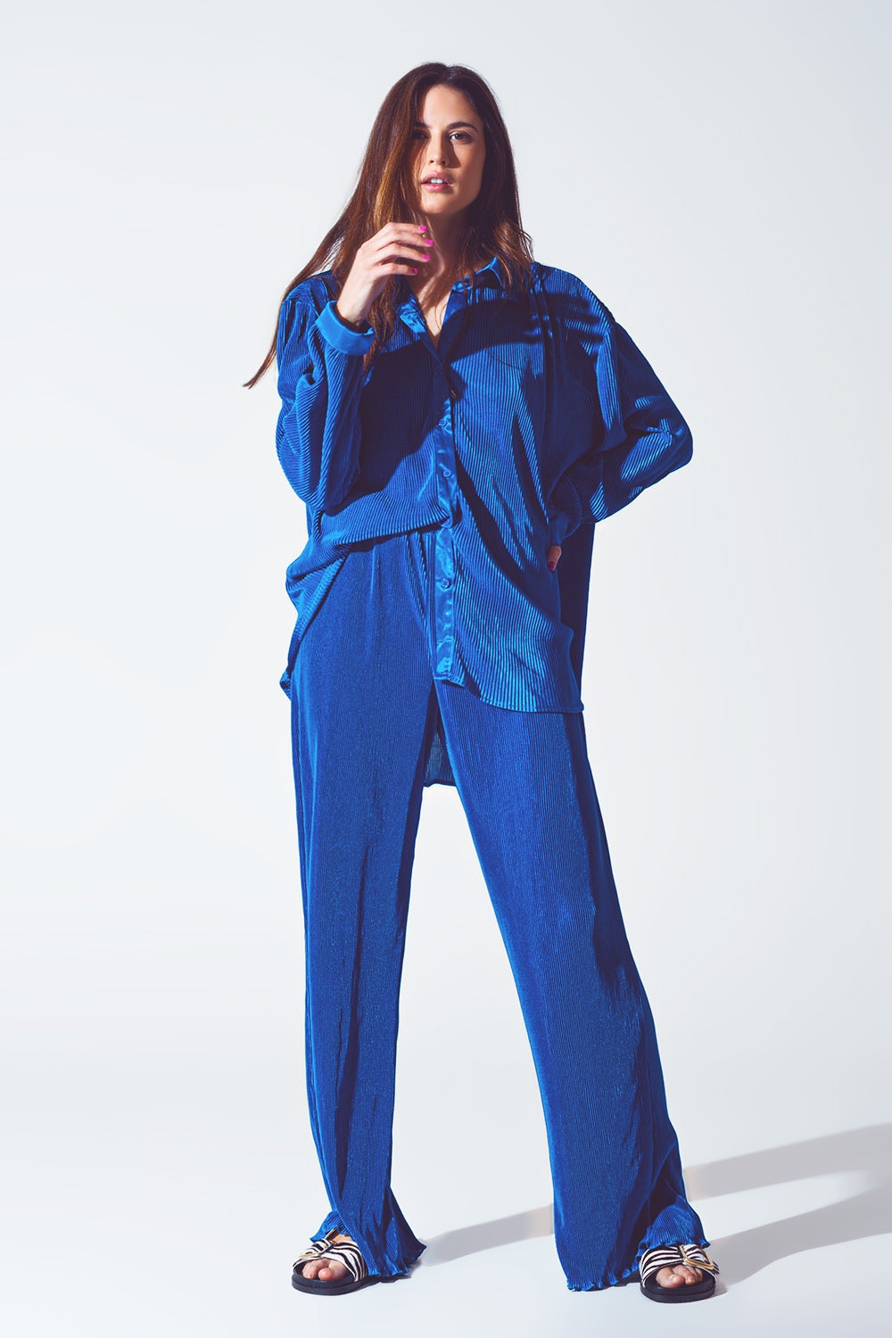 Pantalón ancho plisado de satén azul Q2