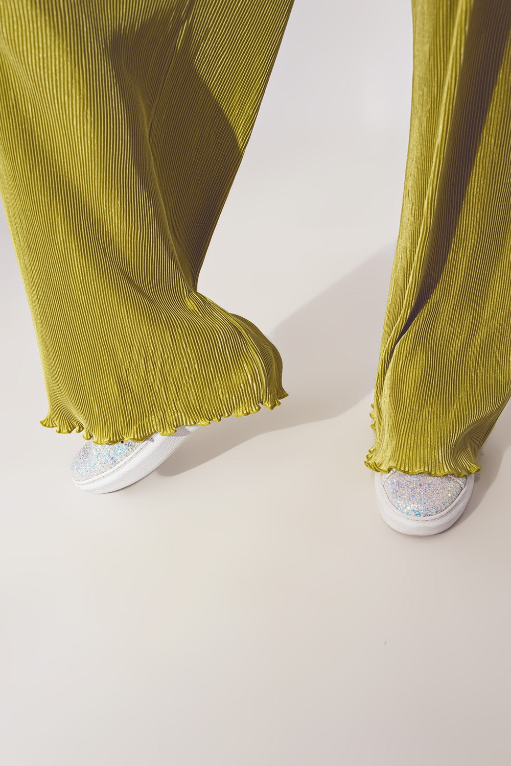 Pantalón ancho plisado de satén en verde Q2