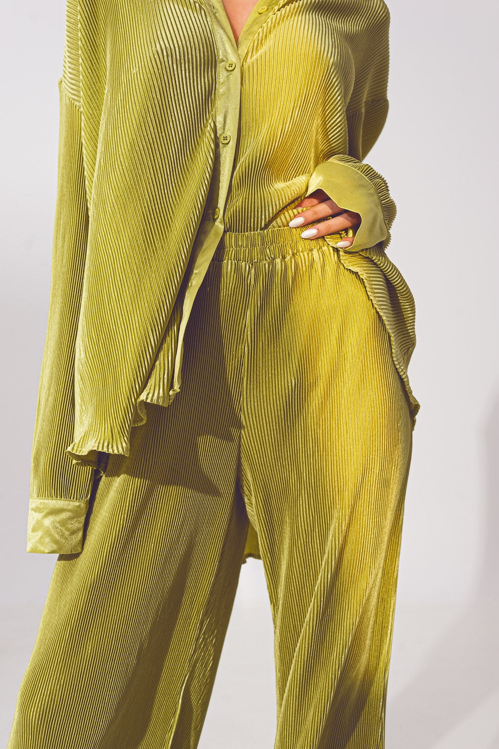 Pantalón ancho plisado de satén en verde Q2
