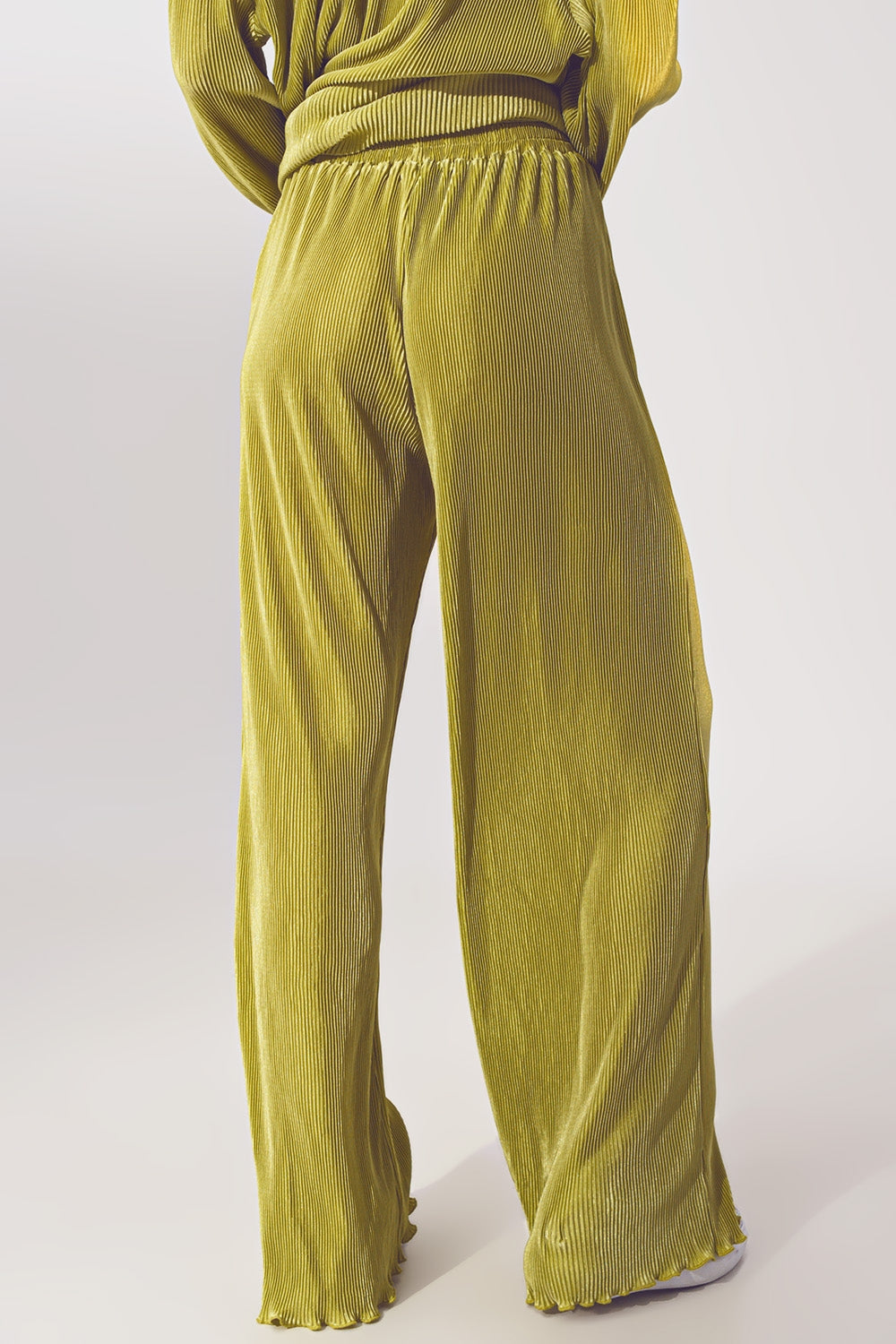 Pantalón ancho plisado de satén en verde Q2