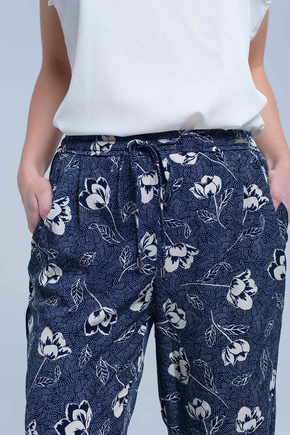 Pantalón azul marino con estampado floral Q2