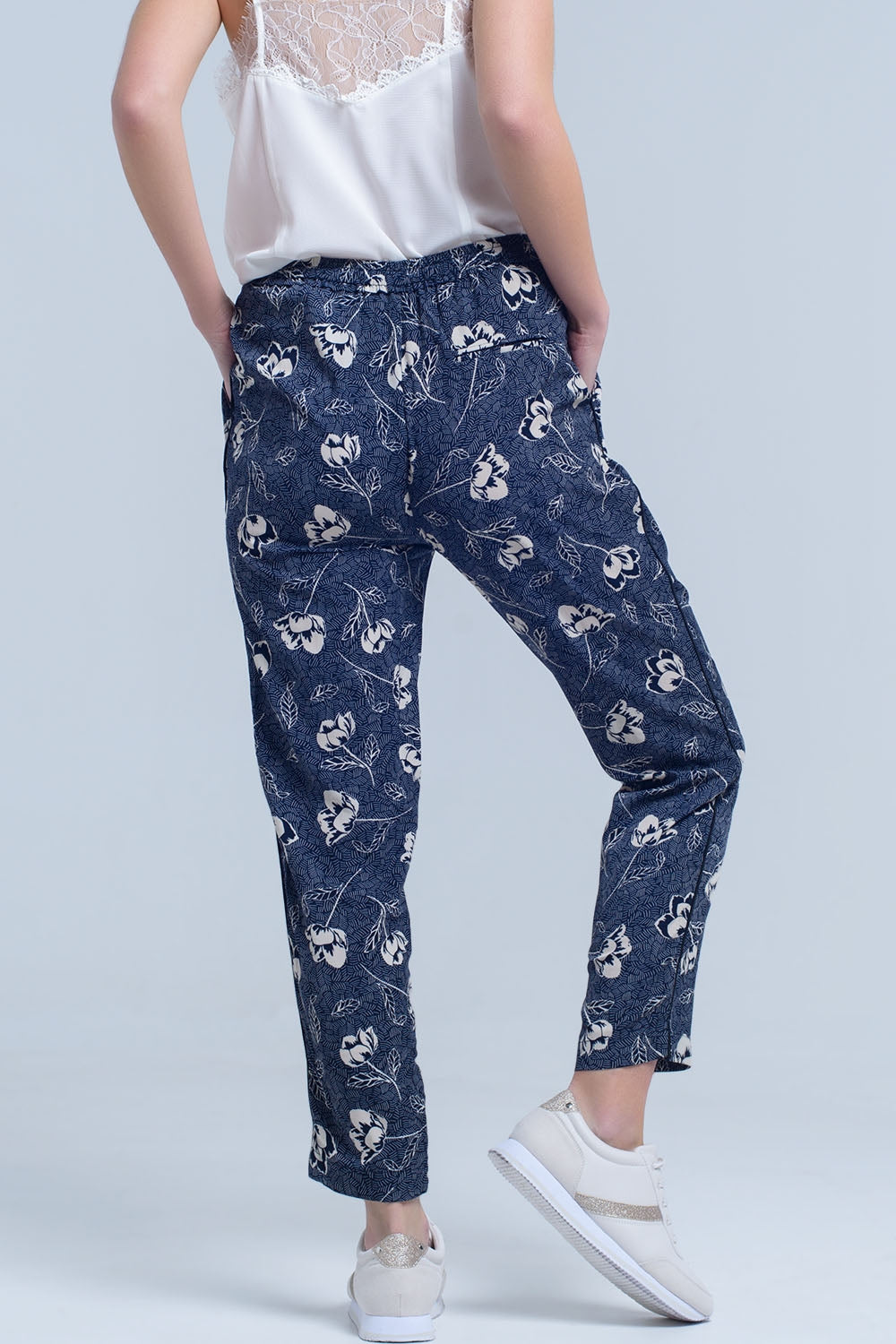 Pantalón azul marino con estampado floral Q2