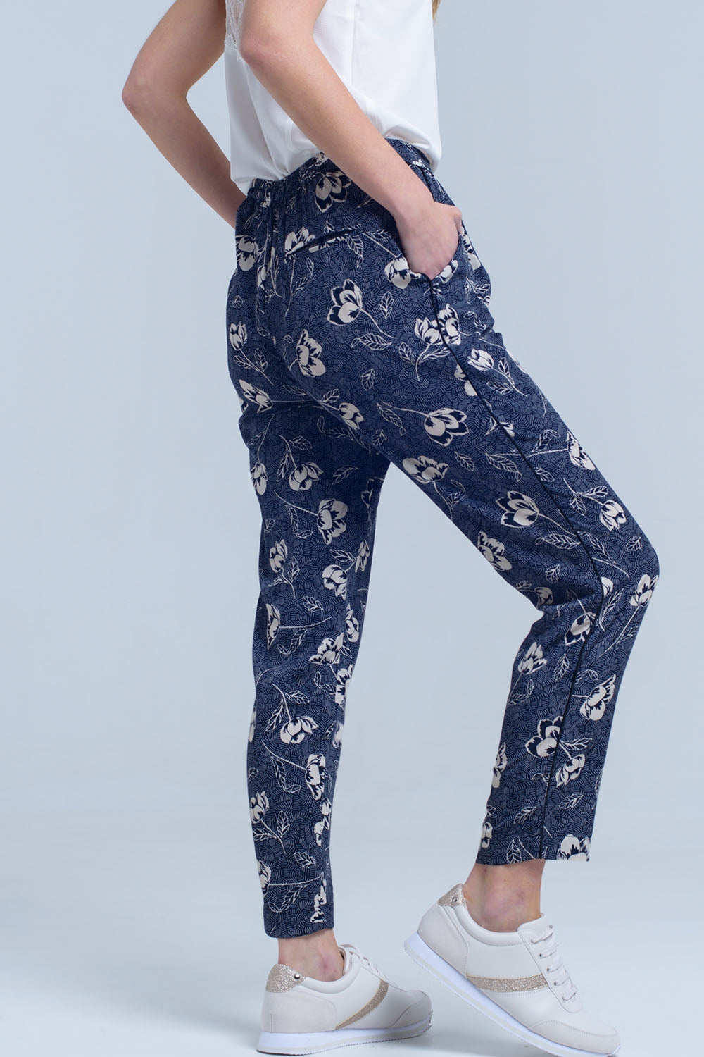 Pantalón azul marino con estampado floral Q2