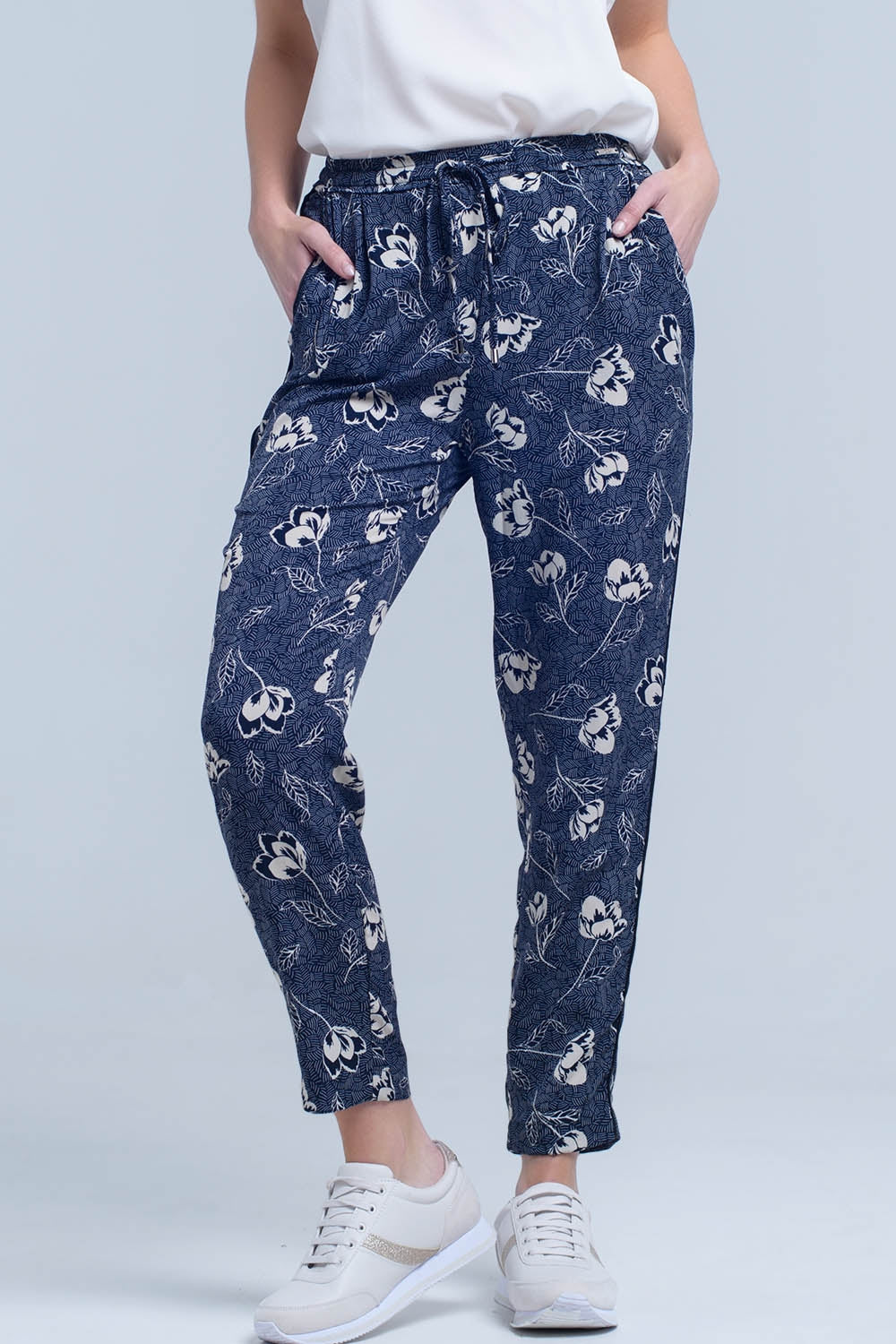 Q2 Pantalón azul marino con estampado floral