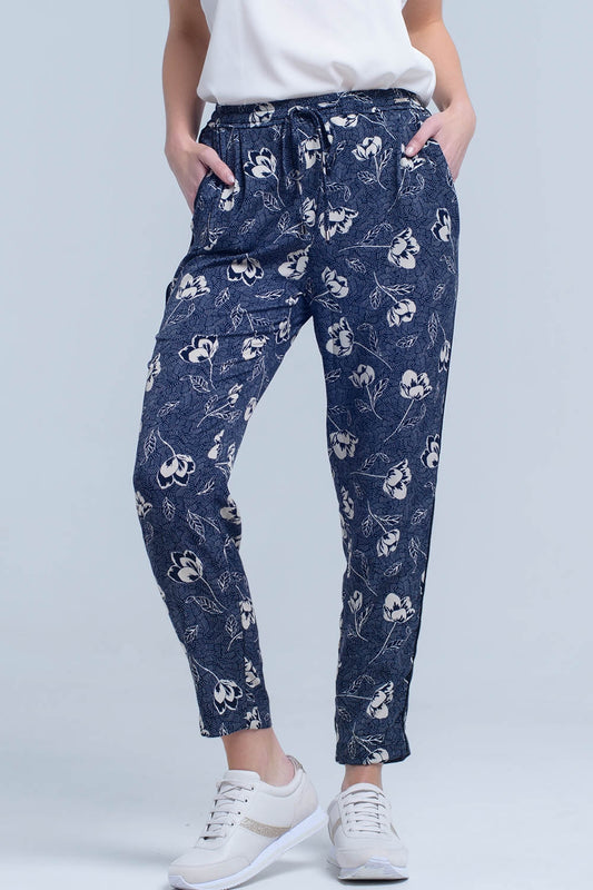 Q2 Pantalón azul marino con estampado floral