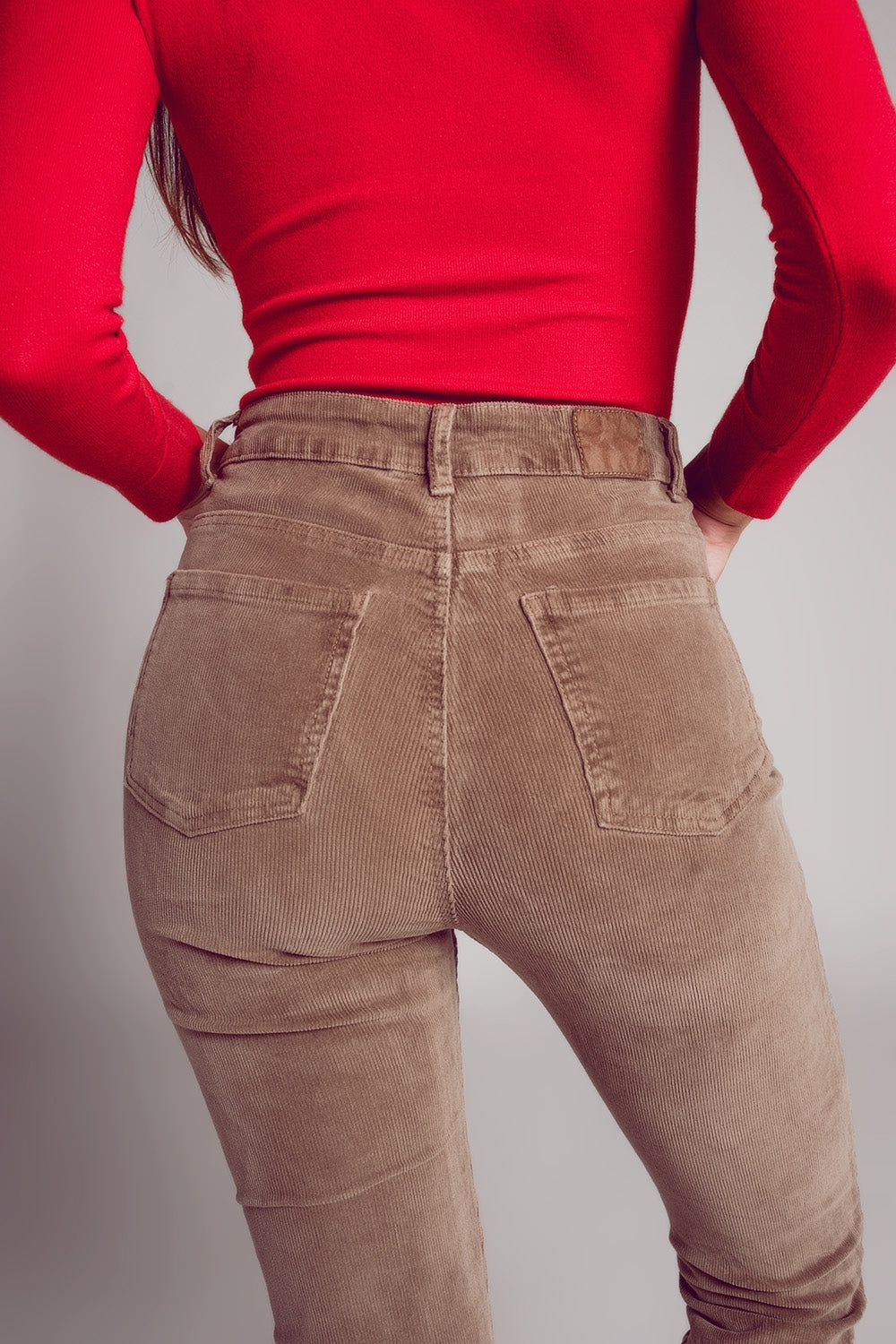Pantalon beige corte pitillo de pana Q2