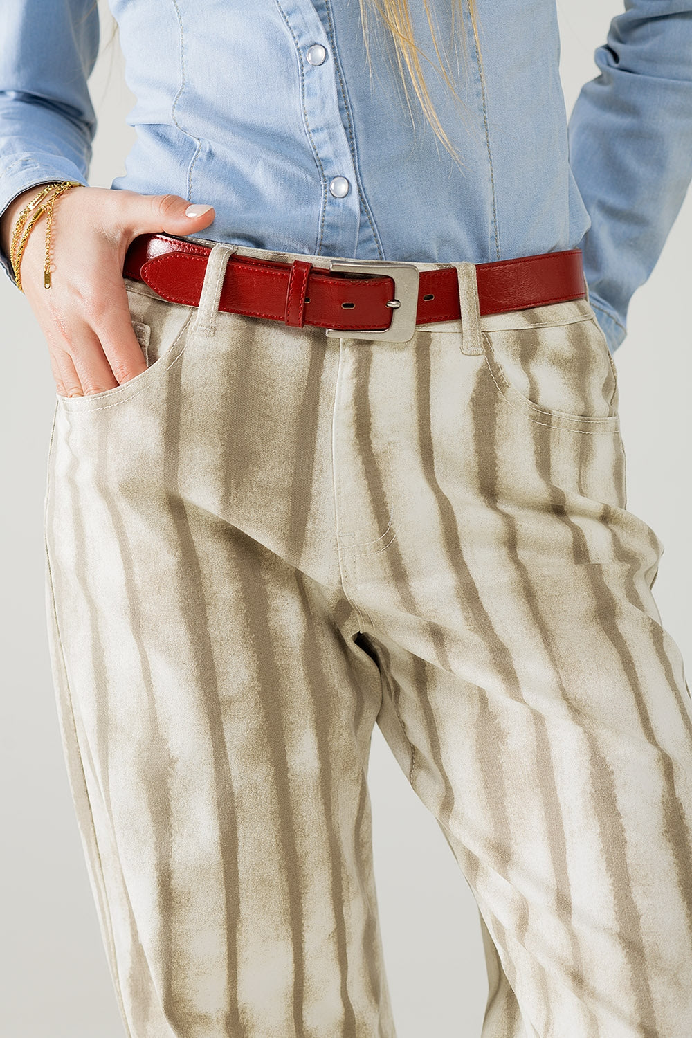 Pantalón beige de rayas elásticas y pernera ancha Q2