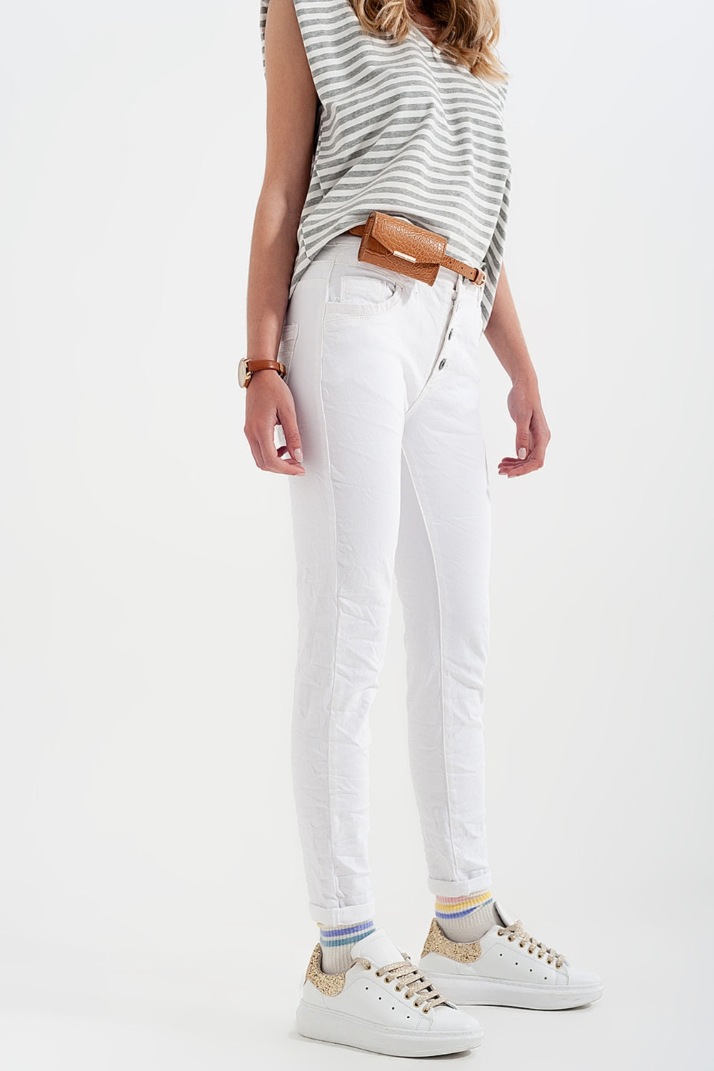 Pantalon blanco boyfriend con detalles en bolsillo de lentejuelas Q2
