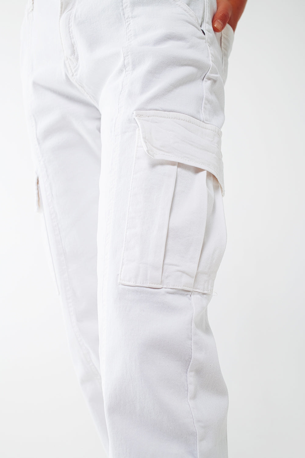pantalón blanco cargo con cintura y bajos elásticos Q2