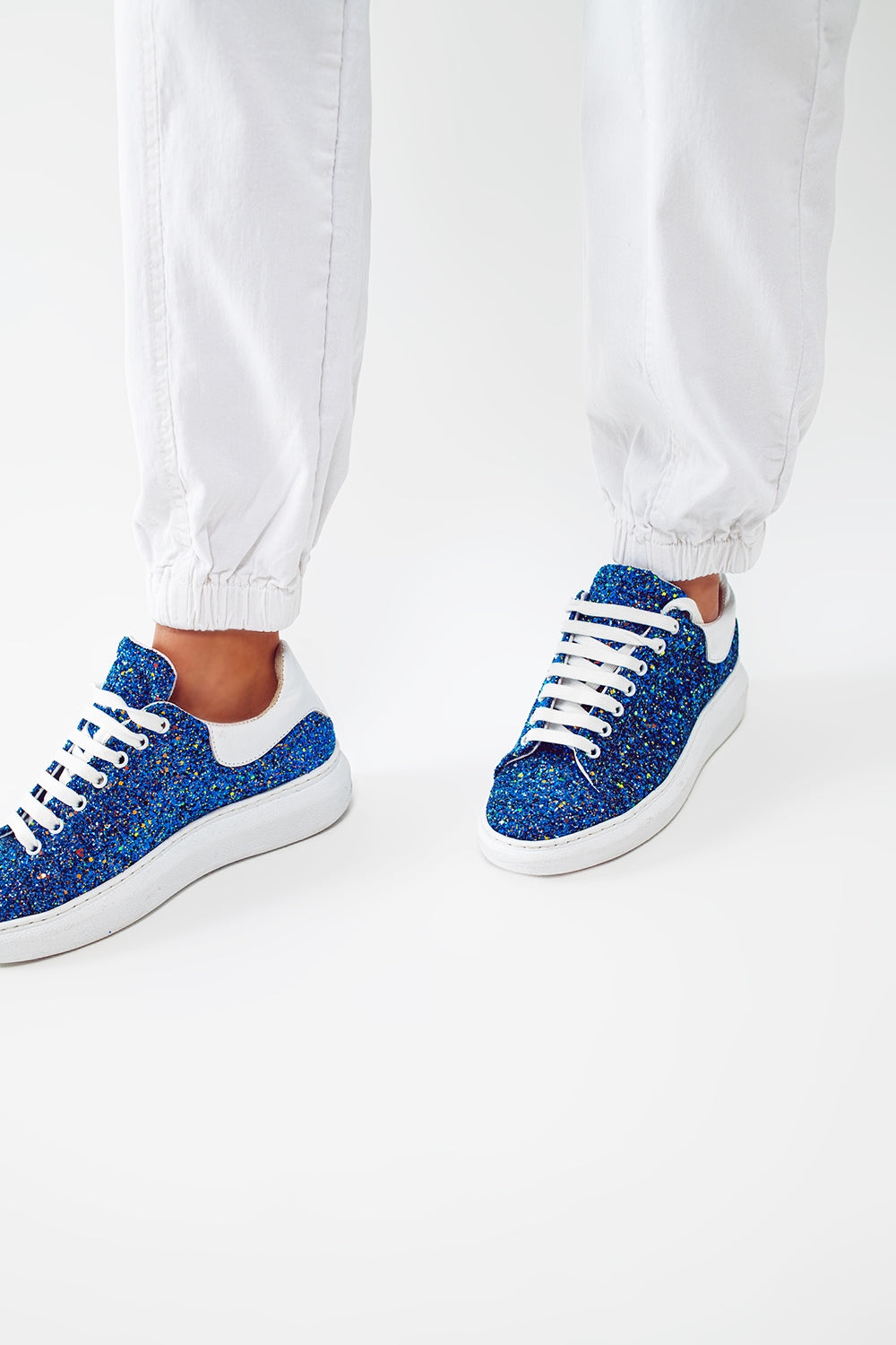 pantalón blanco cargo con cintura y bajos elásticos Q2