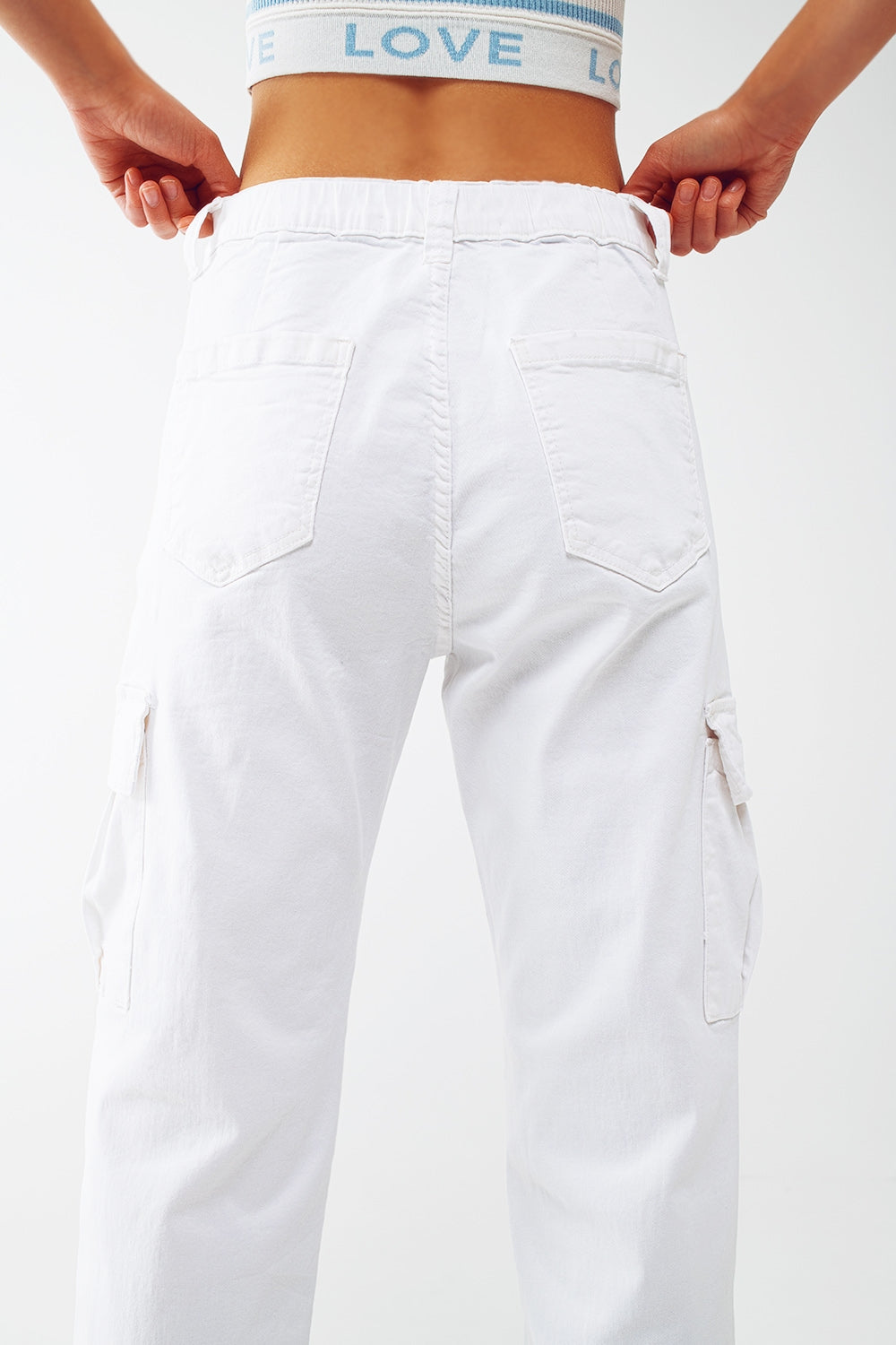 pantalón blanco cargo con cintura y bajos elásticos Q2