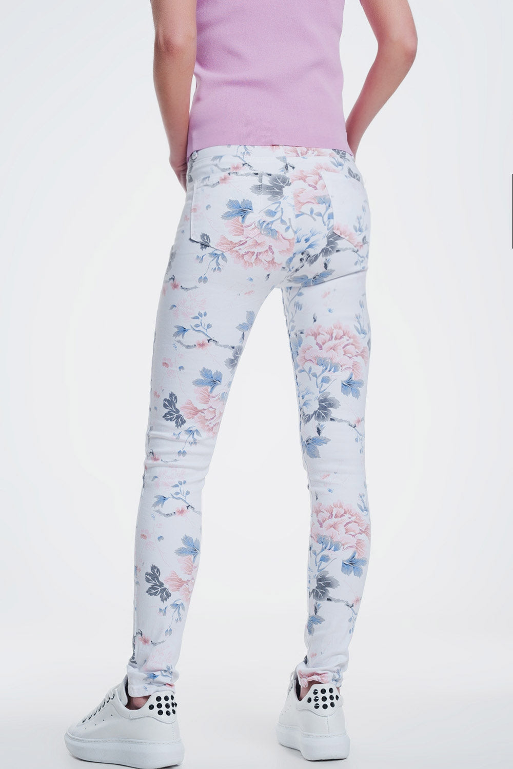 Pantalon blanco pitillo con estampado floral Q2