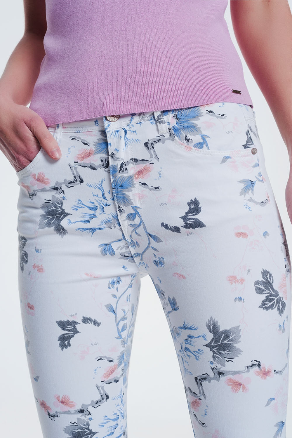 Pantalon blanco pitillo con estampado floral Q2