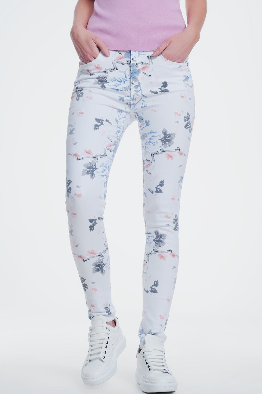 Q2 Pantalon blanco pitillo con estampado floral