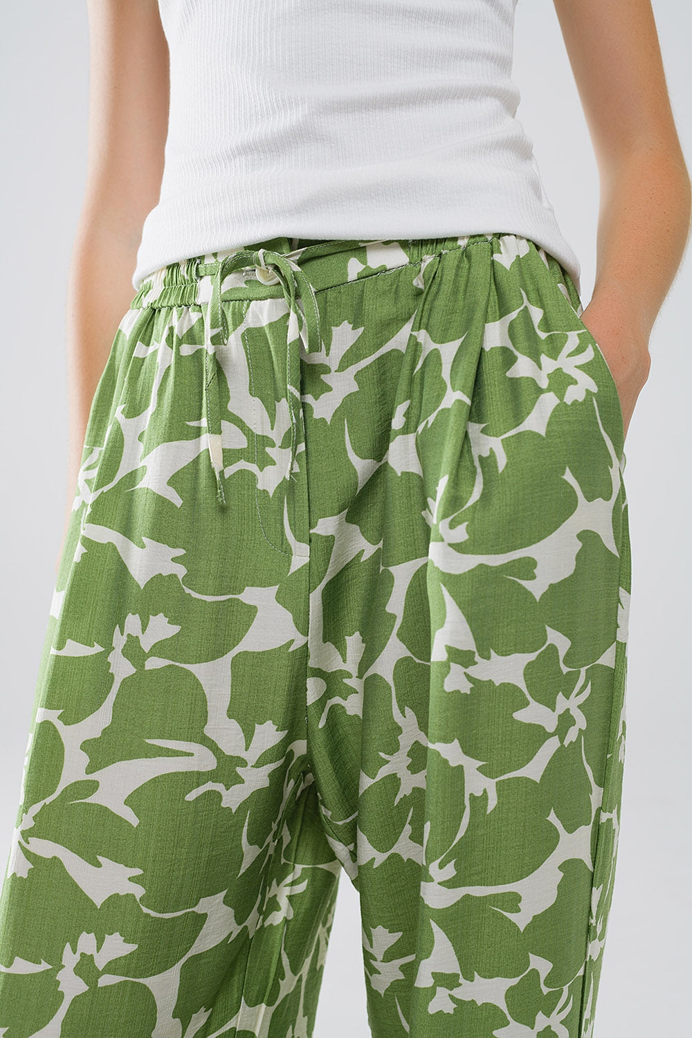 Pantalón con cintura elástica y estampado floral verde Q2