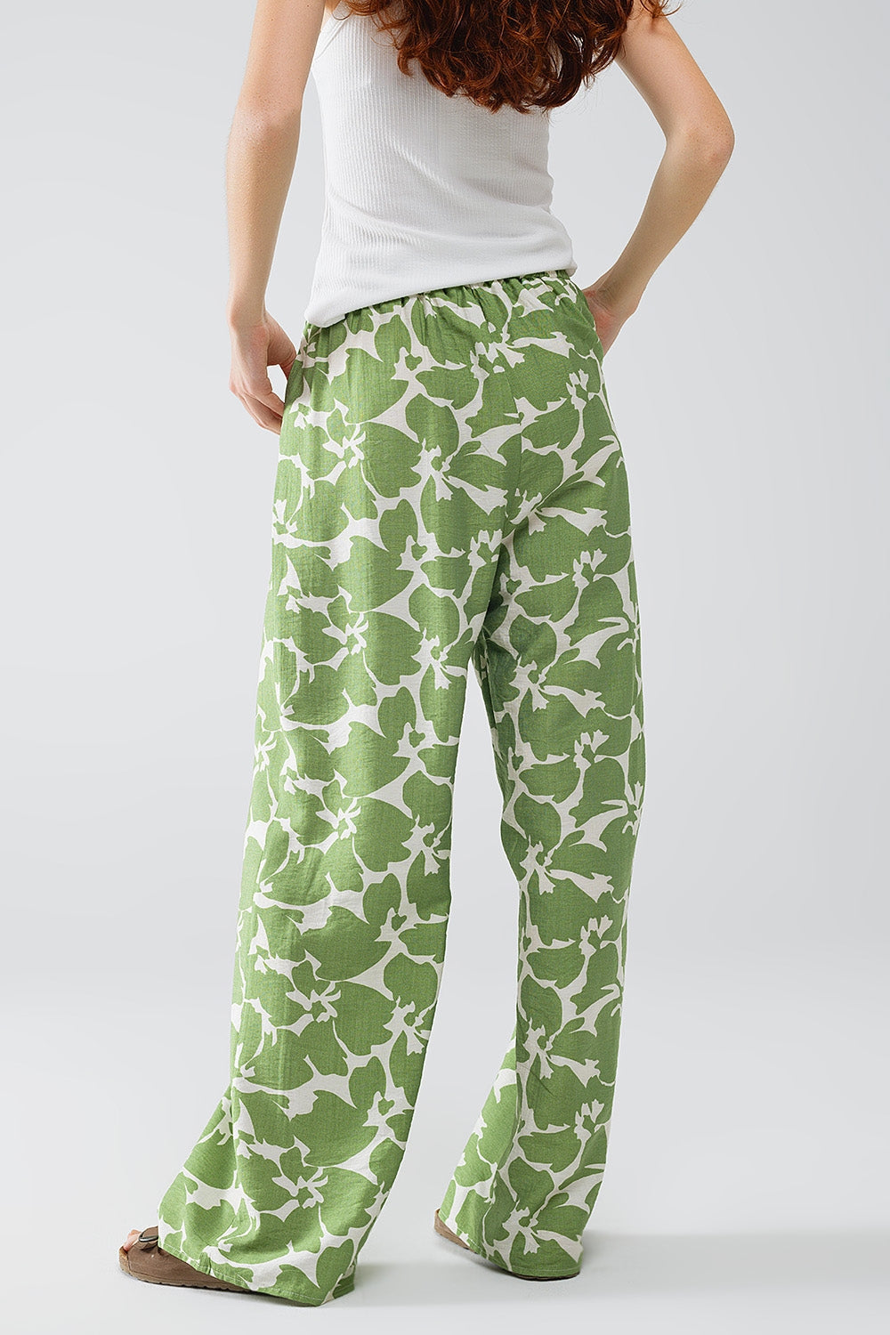 Pantalón con cintura elástica y estampado floral verde Q2
