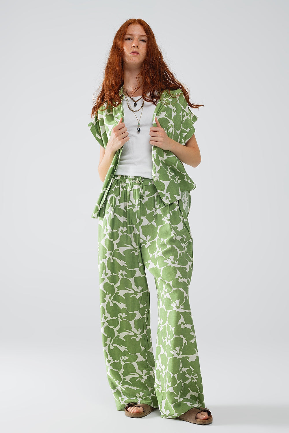 Pantalón con cintura elástica y estampado floral verde Q2