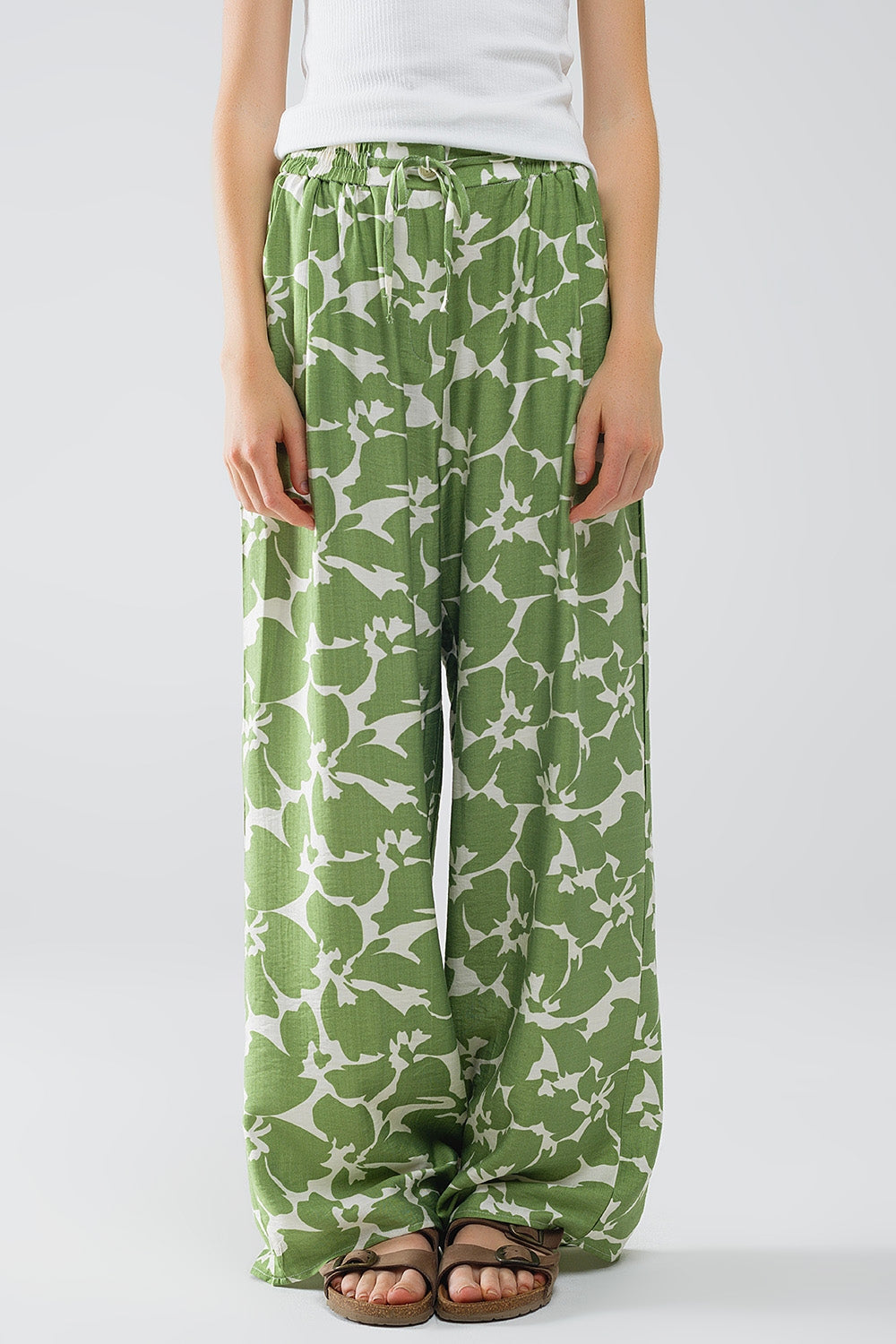 Pantalón con cintura elástica y estampado floral verde Q2