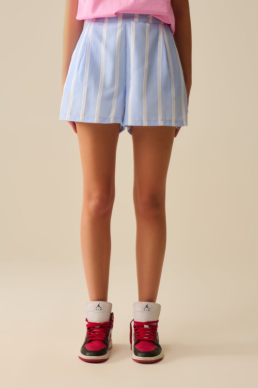 Q2 Pantalón corto azul y blanco con bolsillos laterales