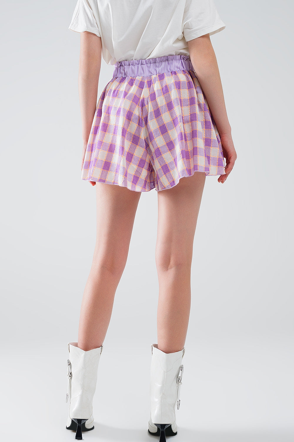 Pantalón corto con estampado de cuadros morados y detalle de cintura ajustada Q2