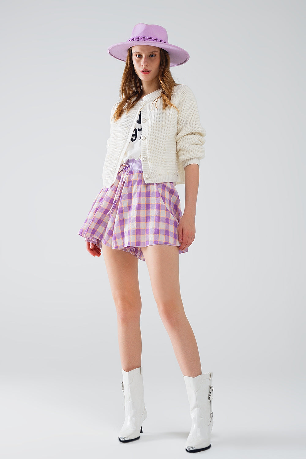 Pantalón corto con estampado de cuadros morados y detalle de cintura ajustada Q2
