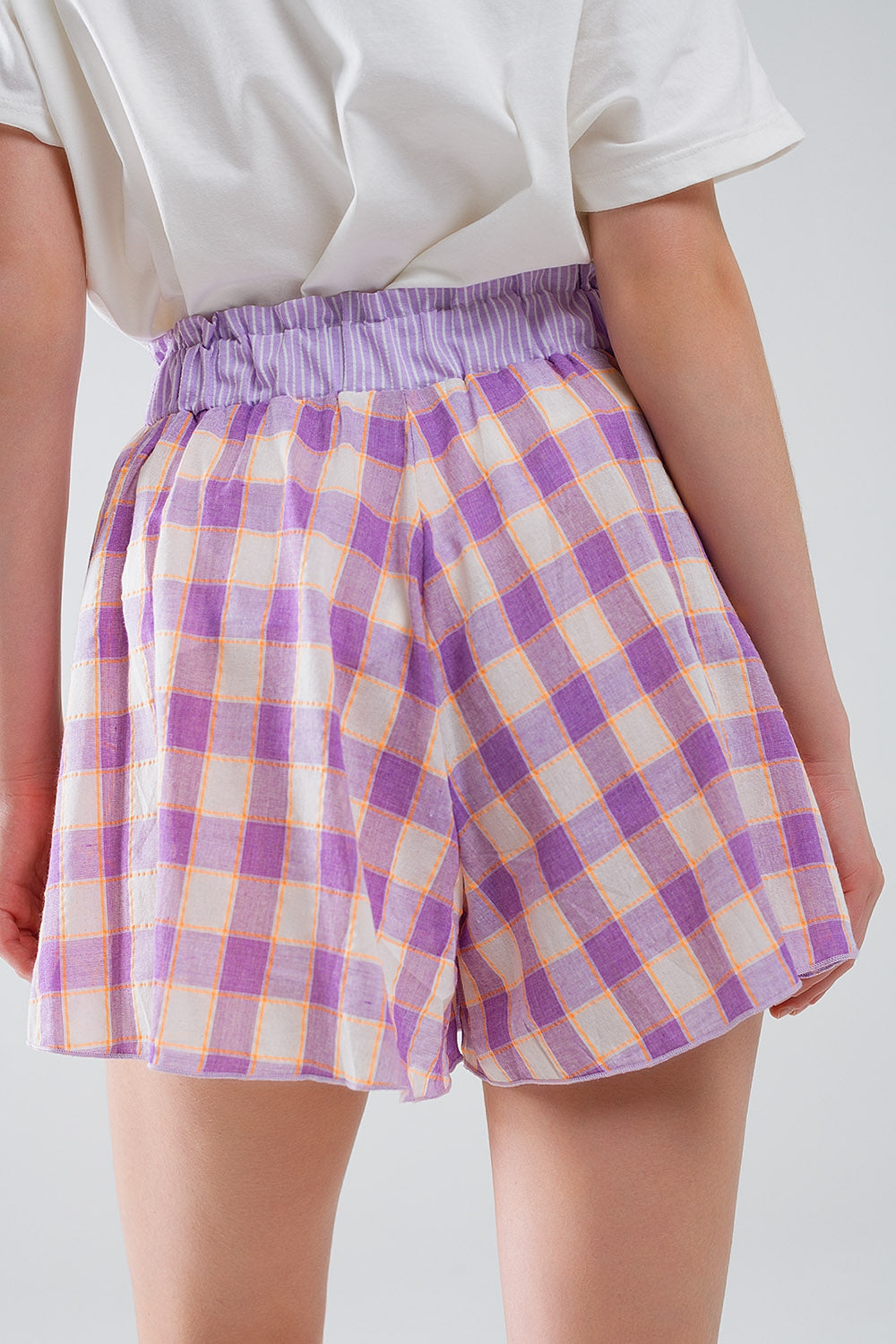 Pantalón corto con estampado de cuadros morados y detalle de cintura ajustada Q2