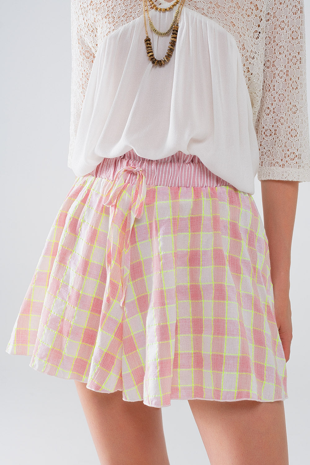 Pantalón corto con estampado de cuadros rosas y detalle de cintura ajustada Q2
