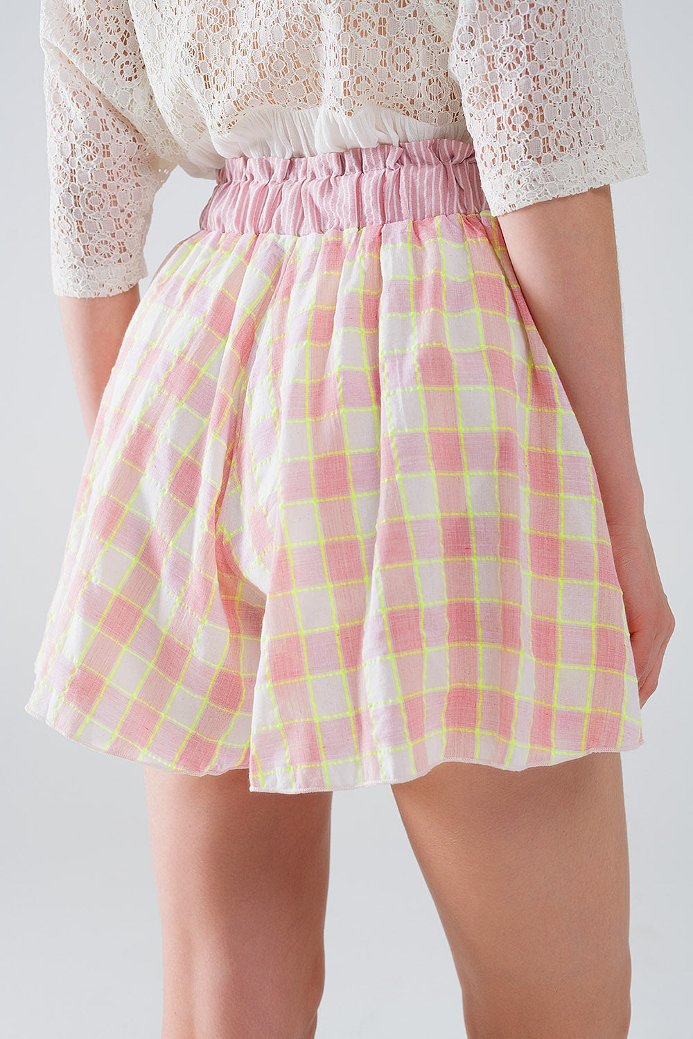 Pantalón corto con estampado de cuadros rosas y detalle de cintura ajustada Q2